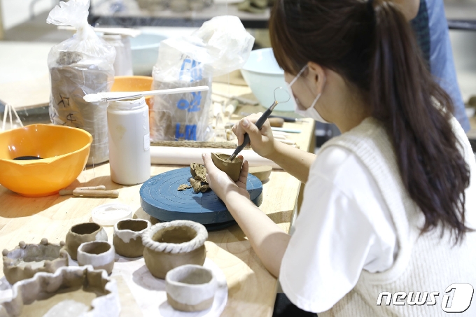 경기공예창작지원센터의 도자교육 장면./© 뉴스1