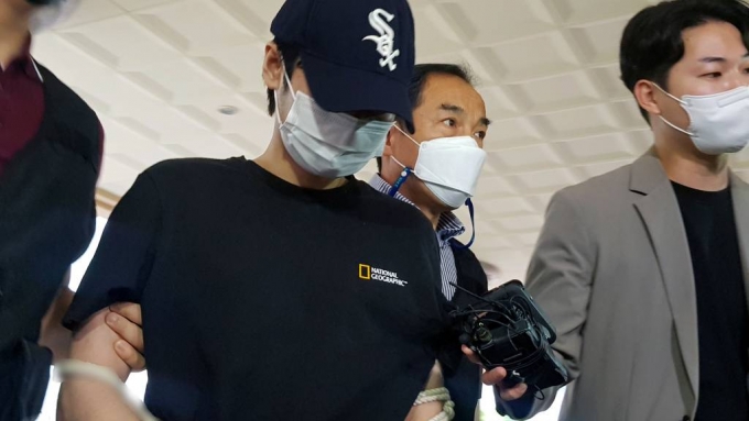  마포 오피스텔 감금 살인 사건의 피의자 중 한명이 15일 오전 서울 마포구 서울서부지방법원에서 열린 구속 전 피의자 심문에 출석하고 있다. /사진=뉴시스