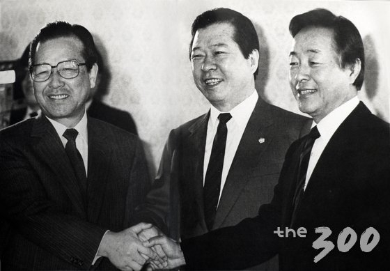 1989년 3월 4일 국회 귀빈식당에서 김종필 전 국무총리와 김대중, 김영삼 전 대통령(왼쪽부터)이 함께 포즈를 취하고 있는 모습. /사진=뉴스1(한국사진기자협회 보도사진연감).