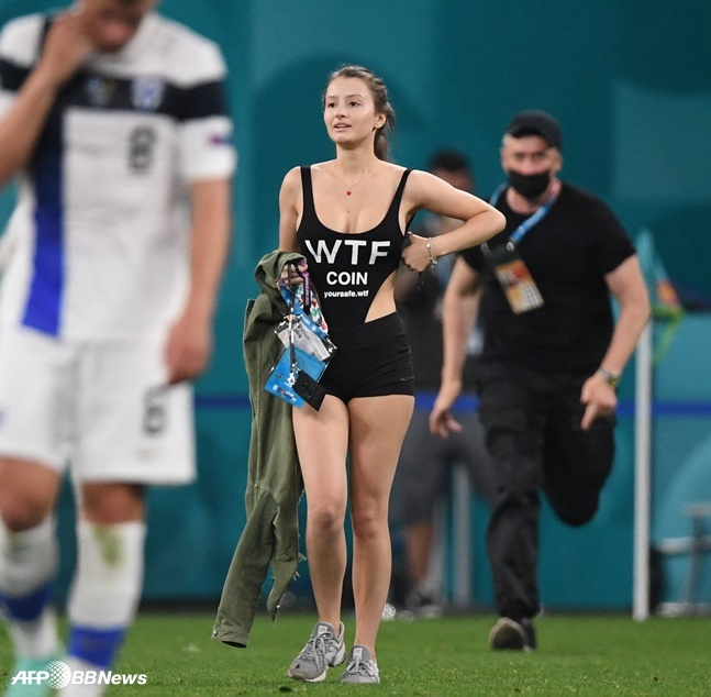 22일 벨기에와 핀란드의 경기 도중 그라운드에 난입한 여성. /AFPBBNews=뉴스1