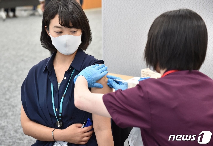 [사진] 사무실서 모더나 백신 접종받는 일본 회사원