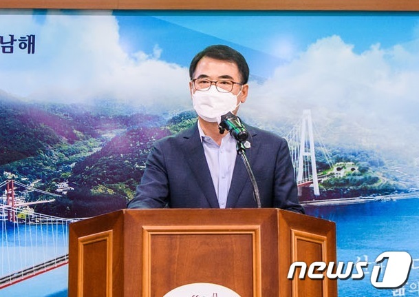 장충남 남해군수가 22일 기자회견을 열고 LNG 발전소 유치 철회의 배경을 설명했다. © 뉴스1