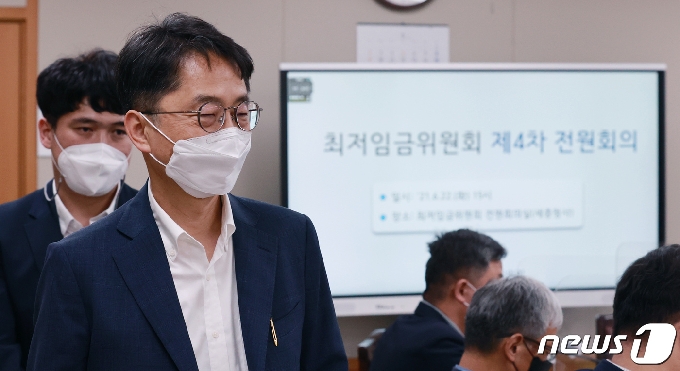 [사진] 자리 향하는 박준식 최저임금위원회 위원장