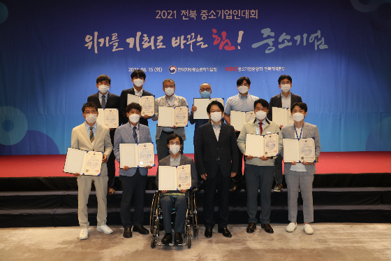김진경 정석케미칼 총무팀장(사진 앞줄 오른쪽 2번째)이 '2021년 전북 중소기업인대회'에서 공로상 수상자들과 함께 기념사진을 찍고 있다/사진제공=정석케미칼