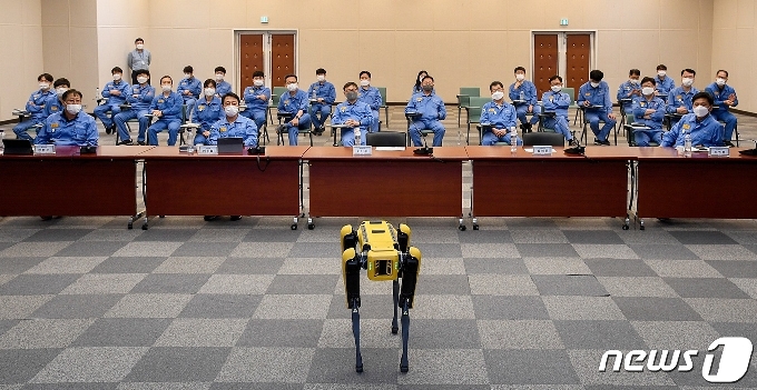 광양제철소가 2021 스마트 기술 경진대회에서 4족 보행 로봇이 시상식을 생중계하고 있다.(광양제철소 제공)2021.6.23/© 뉴스1