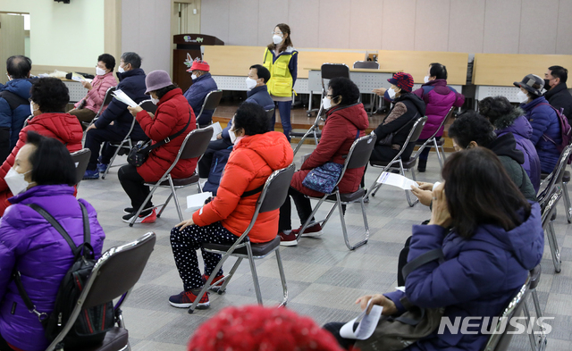 지난해 12월 7일 오전 인천시 부평구 노인인력개발센터에서 열린 '노인일자리 및 사회활동 지원사업'에 참여 모집에 일자리를 구하는 많은 노인들이 몰려 대기하고 있다. /사진=뉴시스