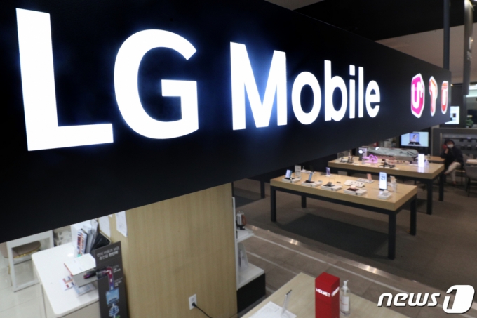 지난 4월5일 서울시내 한 전자제품 매장에 LG 휴대폰이 진열돼 있다. LG전자는 이날 서울 여의도 본사에서 이사회를 열고 오는 7월31일부로 MC사업부문(휴대폰 사업) 생산 및 판매를 종료하는 내용을 확정했다고 밝혔다. /뉴스1             