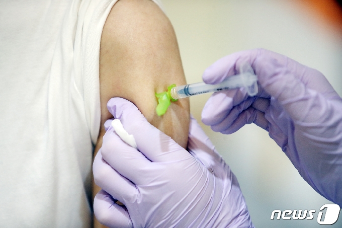 코로나19 백신 접종 모습. /뉴스1 © News1 공정식 기자