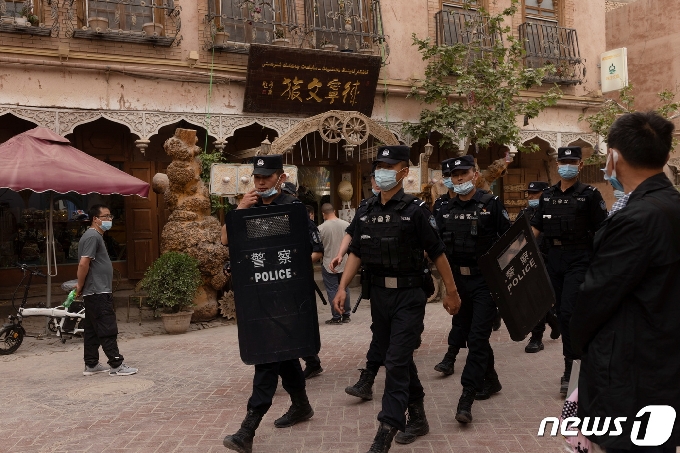중국 신장 웨이우얼 자치구의 카스가얼 도시에서 공안이 순찰을 하고 있다. © 로이터=뉴스1 © News1 정윤영 기자
