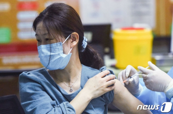 (항저우 AFP=뉴스1) 우동명 기자 = 20일(현지시간) 저장성 항저우에서 주민이 코로나19 시노백 백신을 접종받고 있다.  (C) AFP=뉴스1  