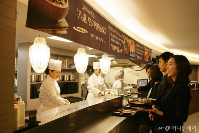 삼성웰스토리에서 운영하는 구내식당에서 직원들이 배식을 받고 있다. / 사진제공=삼성웰스토리