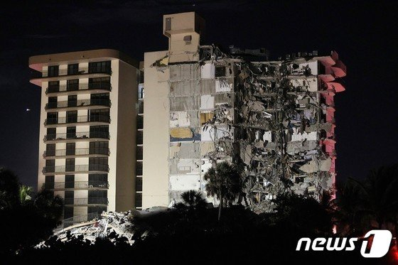 미국 플로리다주 마아애미 데이드 카운티에 있는 12층짜리 건물 일부가 붕괴되면서 최소 1명이 사망했다.(C) AFP=뉴스1
