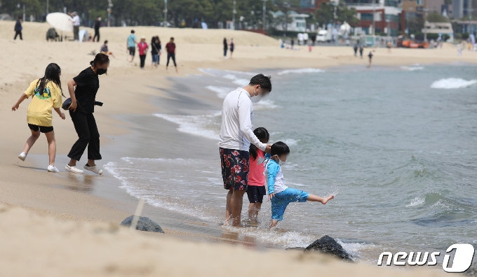 부산 해운대 해수욕장을 찾은 관광객들이 바다를 즐기고 있다.2021.5.31/뉴스1 © News1 여주연 기자
