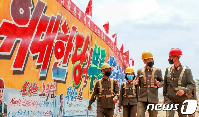 [사진] 북한 "낮이나 밤이나 끓고 있는 평양시 1만 세대 건설장"