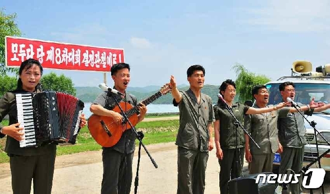 [사진] 북한 "올해 농업 계획 완수에 애국 열정 바치는 일꾼·근로자"