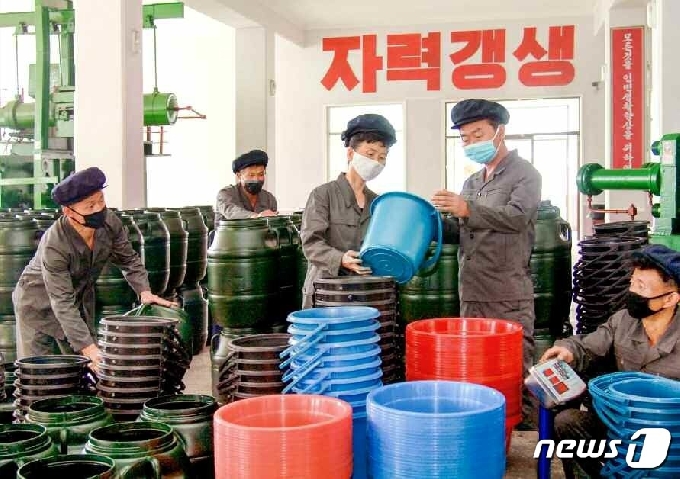 [사진] '자력갱생'으로 일용품 생산 중인 북한 원산의 한 공장