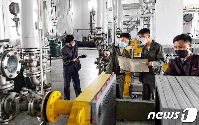 [사진] 북한 "과학기술을 생명선으로 경제정책 관철 활로를"