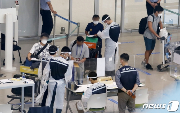 25일 인천국제공항 제2여객터미널에 해외 입국자들이 안내를 받고 있다. /사진=뉴스1  