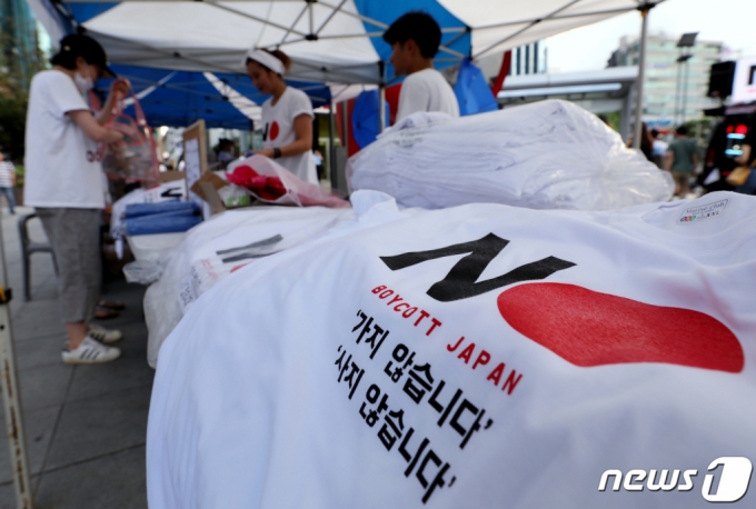 2019년 8월 14일 오후 서울 신촌 유플렉스 앞에서 열린 노노재팬 8.15 시민행진 참가자들이 보이콧 재팬 티셔츠 등을 구입하고 있다. /사진=뉴스1