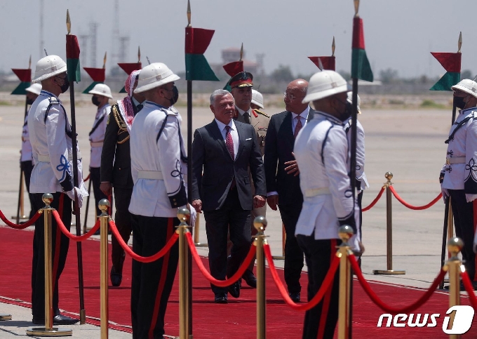 [사진] 의장대 사열하는 요르단 국왕과 이라크 대통령