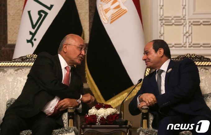 [사진] 공항서 엘시시 이집트 대통령 만나는 이라크 대통령