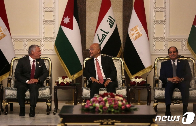 [사진] 나란히 앉은 이라크-이집트 대통령과 요르단 국왕