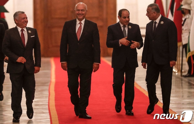 [사진] 나란히 걷는 이라크 대통령-총리와 요르단 국왕, 이집트 대통령
