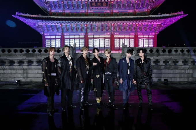 아이돌 그룹 방탄소년단(BTS)가 지난해 9월 경복궁을 배경으로 'IDOL' 등 공연을 선보였다. /사진제공=하이브