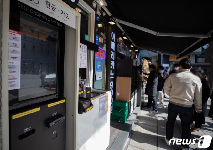서울 시내의 한 커피전문점에 설치된 키오스크에서 시민들이 음료를 주문하고 있다./사진=뉴스1