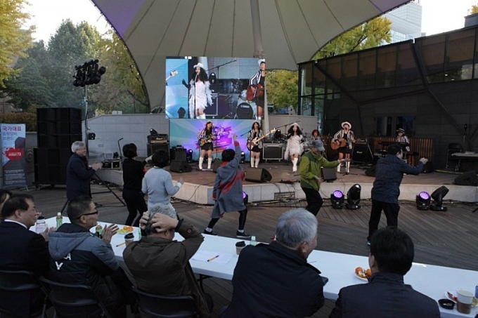 대학로 마로니에공원 야외공연장에서 열린 인터엠배 직장인밴드대회에서 관객들이 신나는 음악공연에 맞춰 춤추는 모습/사진제공=M터치