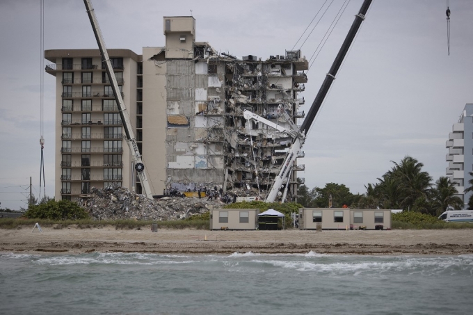 붕괴 사고가 발생한 미국 플로리다주 마이애미데이드 서프사이드 12층짜리 건물 챔플레인 타워 사우스 아파트 /사진=AFP
