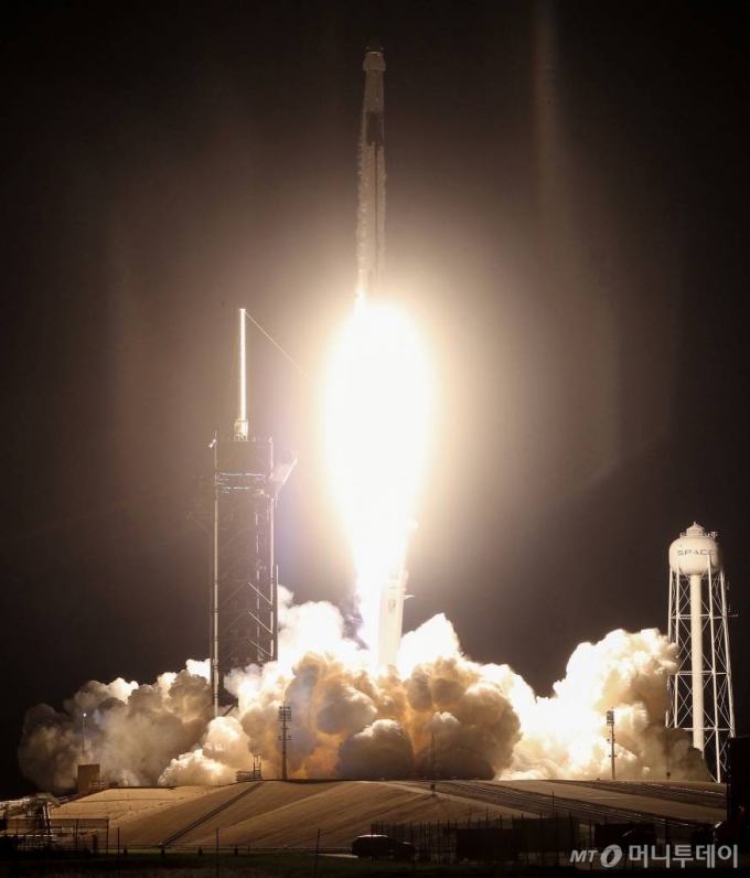 미국 민간 우주탐사 기업 스페이스X의 유인 캡슐 '크루 드래건'을 탑재한 팰컨9 로켓이 15일(현지시간) 플로리다주 케이프커내버럴에 있는 NASA 케네디우주센터의 발사대에서 이륙하고 있다. /사진=로이터