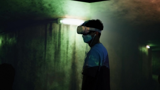 VR(가상현실) HMD기기를 착용하고 기생충 콘텐츠를 감상하고 있는 모습. 사진=콘진원