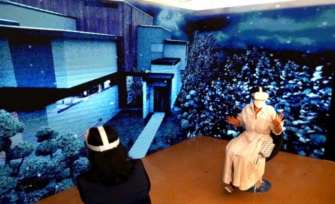 지난 6일(현지시간) 파리 유네스코 본사에서 개최된 '한국 : 입체적 상상(Korea : Cubically Imagined)' 전시에서기생충 VR을 체험하는 하이파 알 무 즈렌(Haifa Al Mogrin) 주 유네스코 사우디아라비아 대사. /사진=콘진원