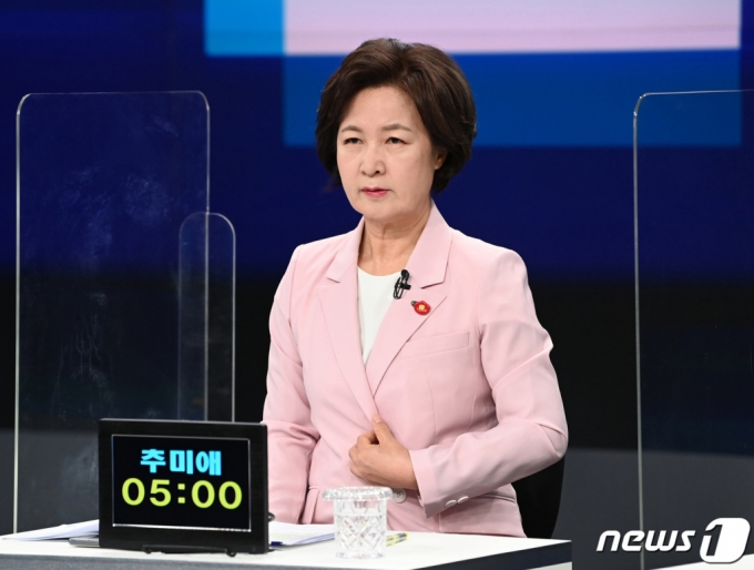 추미애 더불어민주당 대선 예비후보가 5일 서울 마포구 JTBC 스튜디오에서 열린 합동 TV 토론을 준비하고 있다. /사진=뉴스1