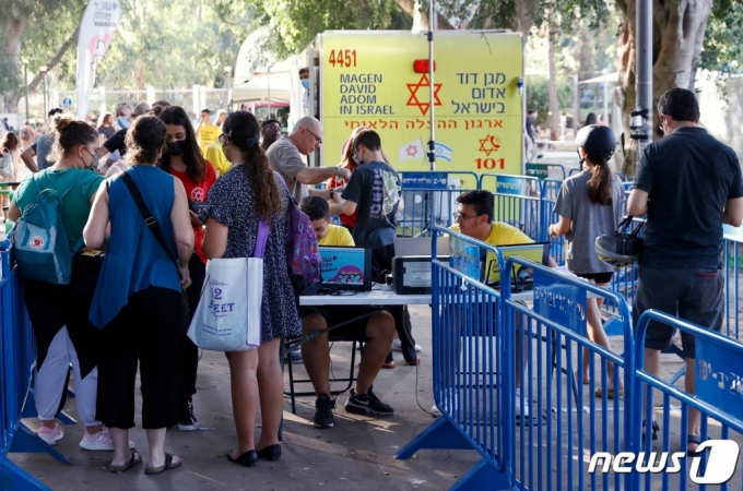 (텔아비브 AFP=뉴스1) 우동명 기자 = 5일 (현지시간) 이스라엘 텔아비브에서 10대 청소년이 화이자 코로나19 백신을 접종받기 위해 도착을 하고 있다.  (C) AFP=뉴스1  