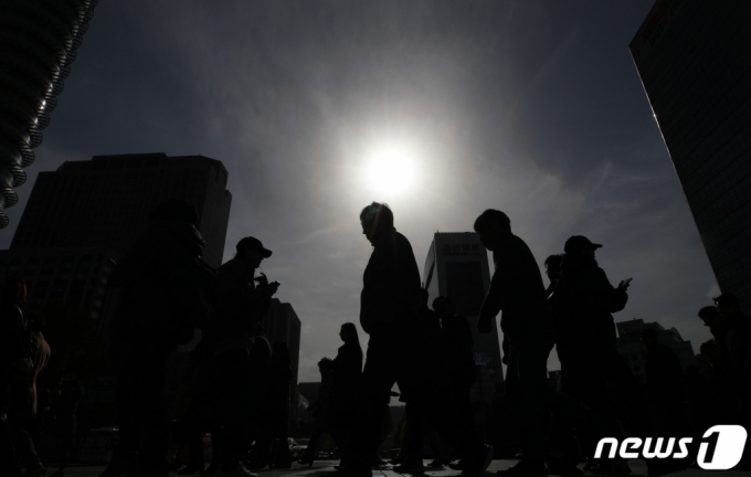 오후 서울 광화문역 네거리에서 직장인들이 점심시간 발걸음을 옮기고 있다.기사내용과 무관./사진=뉴스1