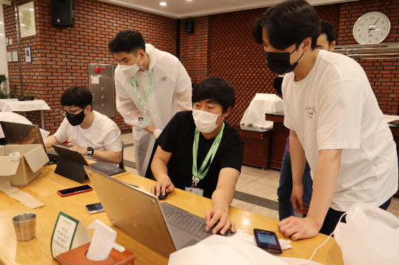 삼성청년SW아카데미 4기 대전캠퍼스의 교육생들이 함께 프로젝트를 진행하고 있다. /사진제공=삼성전자