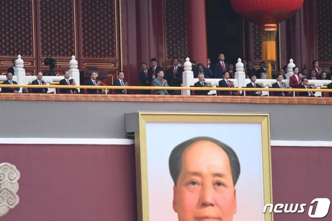 (베이징 AFP=뉴스1) 우동명 기자 = 시진핑 중국 국가주석이 1일 (현지시간)  베이징의 톈안먼 광장에서 열린 공산당 창당 100주년 경축행사서 지도부들과 마오쩌둥의 대형 초상화 위에 도열해 있다.   (C) AFP=뉴스1  