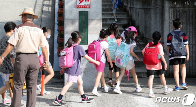  수도권 거리두기 4단계가 적용된 12일 오전 서울 노원구 화랑로 태랑초등학교에서 학생들이 등교하고 있다. /사진=뉴스1   