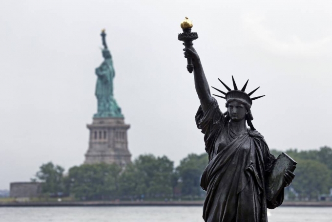  [뉴욕=AP/뉴시스]1일(현지시간) 미국 뉴욕의 엘리스섬에서 '미니 자유의 여신상'이 공개되고 있다. 프랑스가 미국 독립기념일을 축하해 축소판 '자유의 여신상'을 미국에 선물한 것으로 높이 약 3m의 크기에 청동 소재로 만들어졌다. 이 미니 여신상은 워싱턴DC로 이동해 프랑스 대사관 정원에 10년간 전시된다. 2021.07.02.
