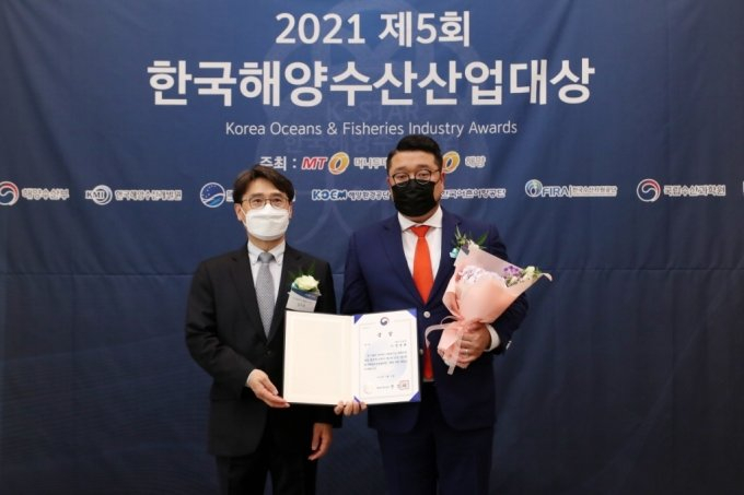 CEO Jung Young-hoon of City Oil Field (right) won the award from the Minister of Oceans & Fisheries at the Korea Oceans & Fisheries Industry Awards/ photo= Money Today