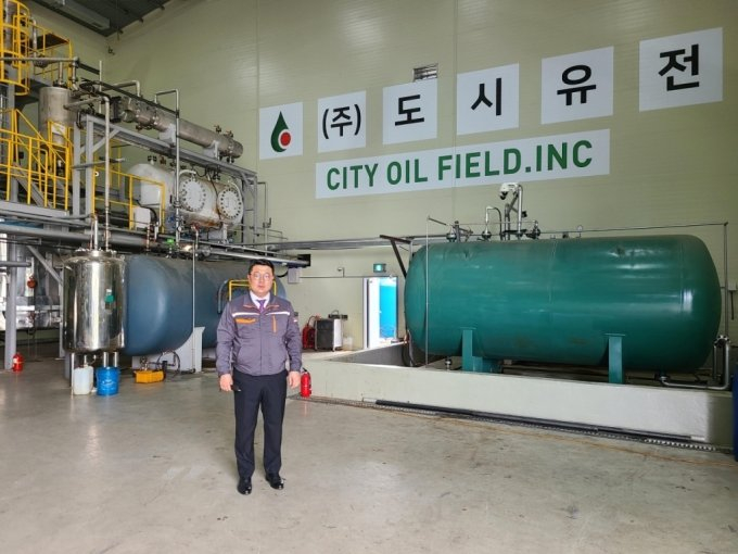 CEO Jeong Yeong-hoon of City Oil Field and R.G.O plant in metropolitan landfill area. Photo- City Oil Field