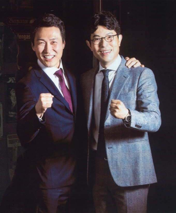 왼쪽부터 도정훈 KREDO홀딩스 대표, 김동석 태려건설산업 회장 