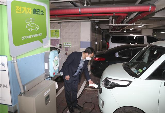 서울 성동구의 한 주민이 도선동 공영주차장에 설치된 ‘스마트 전기차 충전기’를 이용해 전기차를 충전하고 있다./사진제공=성동구 