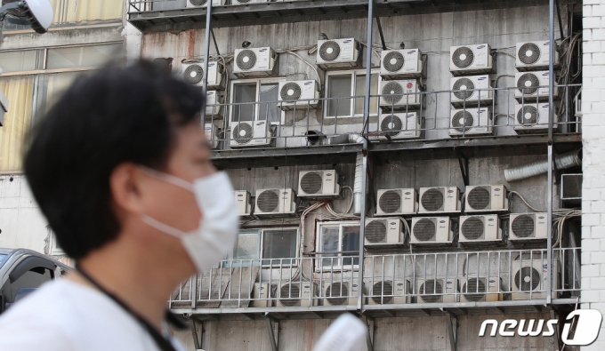 (서울=뉴스1) 임세영 기자 = 서울 및 수도권 지역에 폭염경보가 내려진 18일 서울의 한 건물 외벽에 설치된 에어컨 실외기가 열기를 내뿜고 있다. 오는 20일부터 지난주보다 한 단계 더 강한 폭염과 열대야가 찾아올 것으로 예보됨에 따라 전력수요가 늘어날 것으로 예상된다. 2021.7.18/뉴스1   