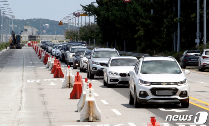 지난 18일 인천시 중구의 한 도로에서 피서 차량들이 을왕리 해수욕장으로 향하고 있다. /사진=뉴스1