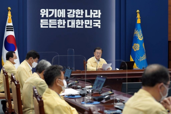  [서울=뉴시스] 문재인 대통령이 19일 오후 청와대에서 열린 수석·보좌관회의에서 발언하고 있다. (사진=청와대 제공) 2021.7.19. photo@newsis.com *재판매 및 DB 금지