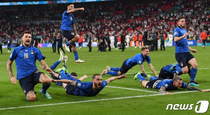 이탈리아 선수들이 지난 12일 오전(한국시간) 영국 런던 웸블리 스타디움에서 열린 유럽축구연맹(UEFA) 유로 2020 결승전에서 승부차기 끝에 잉글랜드를 꺾은 뒤 우승을 확정짓자 환호하고 있다./사진=뉴스1