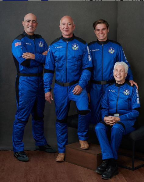 20일(현지시각) 고도 100km 높이의 우주여행에 도전하는 블루 오리진 뉴 셰퍼드 호 탑승객. 마크 베조스(왼쪽부터), 제프 베조스, 올리버 다먼, 월리 펑크. /사진=블루 오리진